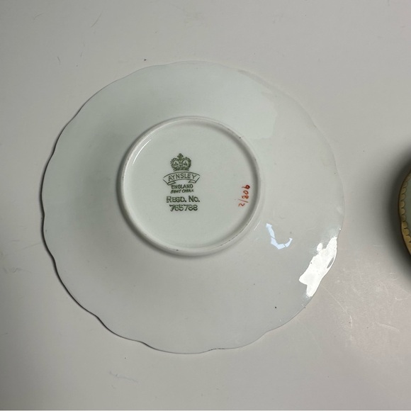 Elegant Floral Teacup and Saucer Set - Picture 5 of 7